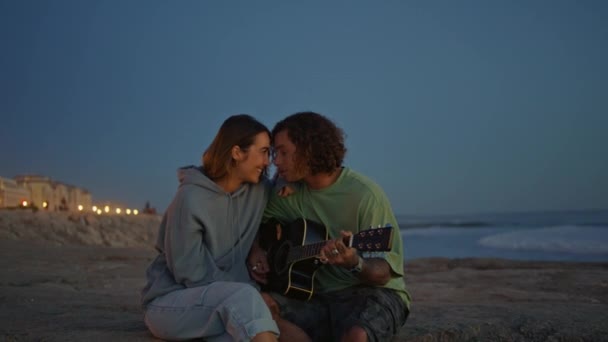 Romantyczna Para Ciesząca Się Muzyką Gitarową Wieczornym Morzu Natury Kręcony — Wideo stockowe