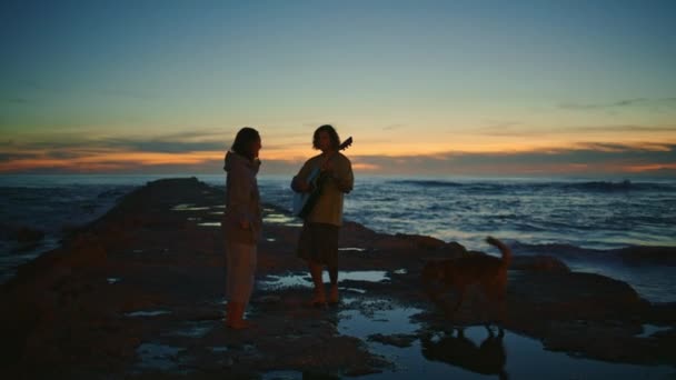 Paar Silhouetten Aus Sonnenuntergang Strand Entspannte Unbeschwerte Frau Genießt Musik — Stockvideo