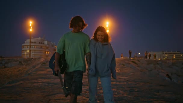 Relaksująca Para Nastolatków Spacerująca Wieczorem Piaszczystej Plaży Szczęśliwa Beztroska Młodzież — Wideo stockowe