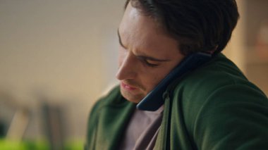 Hippi işyerindeki akıllı telefonlardan konuşan meşgul bir adam. Yaratıcı iş adamı, güneşli ofiste bilgisayarın klavyesini daktilo ediyor. Web tasarımcısı sadece pc aygıtında çalışan grafik tableti çiziyor