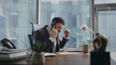 Çılgın duygusal iş adamı lüks ofisi arıyor. Sinirli yöneticinin iş yerine telefon atması iş kaybını hayal kırıklığına uğrattı. Sinirli patron telefon konuşmalarıyla umutsuzluğa düştü.