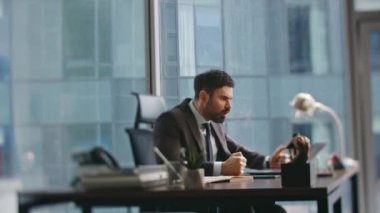 Ofis masasında oturan çılgın girişimci video toplantısında tartışıyor. Dizüstü bilgisayarlı web kamerasında bağıran öfkeli iş adamı iş başarısızlığından memnun değildi. Kızgın yönetici iş yerindeki online konferansta tartışıyor.