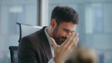 Stresli iş adamı zum konferansında tartışıyor. Lüks ofiste oturuyor. Video çağrısına bağıran sinirli duygusal yönetici hayal kırıklığına uğradı. Kızgın umutsuz patron kamerada tartışıyor..