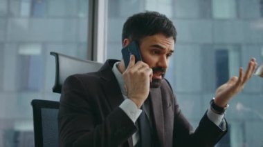 Cep telefonuyla tartışan memnuniyetsiz direktör iş sonuçlarını yakından takip ediyor. Sinirli sakallı işadamı akıllı telefon oturma odasında bağırıyor. Sinirli yönetim kurulu başkanı telefonla sorun yaşıyor..