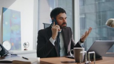 Memnun olmayan girişimci telefon konuşmasından yakınıyor. Lüks ofis kapanıyor. Endişeli sakallı yönetici akıllı telefonda iş problemini tartışıyor. Gergin yönetim kurulu başkanı arıyor.