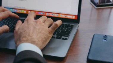 Ofis müdürü dizüstü bilgisayarla yeşil ekran akıllı telefonu kapatıyor. Tanımlanamayan işçi bilgisayar üzerinden telefon ekranına bakarak rapor yazıyor. Bilinmeyen iş adamı aletlerle çalışıyor.