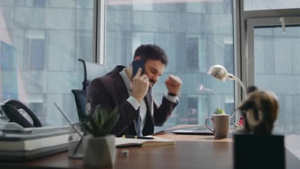 ラグジュアリー オフィスを 呼んでる 情緒的なビジネスマン 怒ったマネージャーは 仕事の机に電話を投げて ビジネス損失を落胆させました 電話による絶望感をテーブルにぶつけるイライラボス — ストック動画
