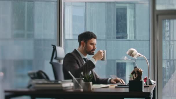 Entreprenör Tar Kaffepaus Sittande Kontorsbord Upptagen Laptop Arbete Allvarligt Omtänksam — Stockvideo