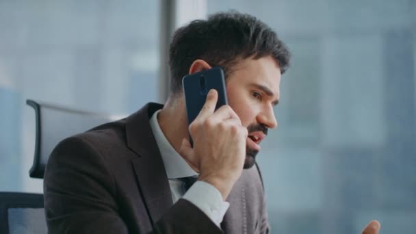 Empresário Discutindo Trabalho Conversa Telefônica Sentado Escritório Moderno Perto Sério — Vídeo de Stock