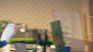 Heyecanlı tasarımcılar yaratıcı ofiste birlikte eğleniyorlar. Gülen ortağa kağıt fırlatan duygusal bir adam bilgisayar işyerinde oturuyor. Pozitif meslektaşlar şakalaşıyor.