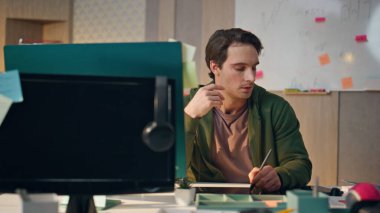 Hipster iş yerindeki telefon görüşmelerine ciddi bir sanatçı cevap veriyor. Masaüstü bilgisayarında çalışan yaratıcı web tasarımcısı grafik tableti çiziyor. Profesyonel adam yaratıcısı danışman istemci akıllı telefon konuşuyor