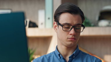 Ofiste cep telefonu görüşmesine ciddi bir adam cevap veriyor. Gözlüklü esmer adam akıllı telefonu arıyor güneşli ışık dolabında çalışıyor. Sakin ifadeli, zeki, serbest çalışan bir işadamı.