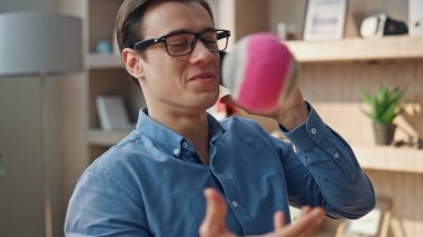 Ofiste topu atan serbest oyuncuyu çağırıyorum. Mutlu neşeli iş adamı iş yerinde iş molası verip cep telefonundan konuşuyor. Rahat tasarımcı cep telefonuyla iletişim kuruyor ve evde tek başına oynuyor.