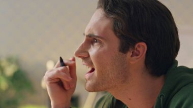 Kapanış adamı hippi işyerinde hemfikir. Yaratıcı iş adamı içerideki sanal çağrıda kalem yazma notları tutuyor. Gülümseyen serbest yazar çevrimiçi toplantıda ışık kabinesinde olumlu tartışarak başını sallıyor.