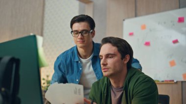 Ofiste bilgisayarla çalışan duygusal meslektaşlar. Renk kontrolü projesini seçen yakın plan yaratıcı adamlar kapalı alanda sonuçlanır. Odaklanmış akıl hocası tasarımcısı stajyere yardımcı oluyor. Takım işbirliği