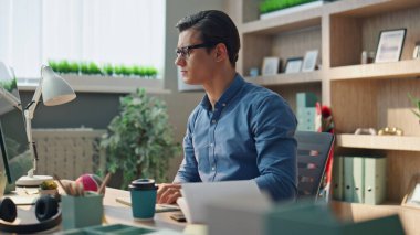 Çağdaş ofis kapanışında çalışan yakışıklı bir serbest yazar. Odaklanmış finansal profesyonel görünümlü ekranlı internet. Dijital pazarlama çalışanı içeride sohbet ediyor. 