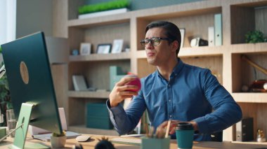 Gülümseyen menajer, merkez büroda bilgisayarla konuşuyor. İş yerindeki bilgisayarlı video kasette el kol hareketi yapan arkadaş canlısı olumlu bir adam. Mutlu Bağımsız İletişim Bilgisayarı