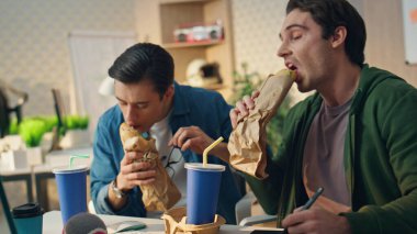 Yaratıcı ekip ofiste öğle yemeği yiyor. İki erkek iş arkadaşı hippi işyerinde gayri resmi toplantı yapıyorlar. İş adamları fabrikalarda bilgisayar ekranına bakarak asıl iş konularını tartışıyor 