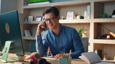 Gülen tasarımcı odada cep telefonuyla iletişim kuruyor. Kapanışta mutlu, rahat, serbest çalışan, akıllı telefondan arayan, molada arkadaşıyla konuşan. Duygusal adam cep telefonu sohbetinden zevk alıyor.