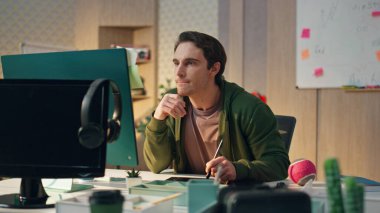 İş kabinesinde grafik tableti çizen yaratıcı ilham verdi. İnteraktif kalem ekranında çalışan mutlu adam klavyeyi daktilo ediyor. Gülümseyen işadamı sekme yüzeyinde bir cihaz tutuyor ve resim oluşturuyor