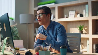 Aktif adam evdeki sanal toplantıyı açıklıyor. Kendine güvenen serbest çalışan, uzak bir iş yerinde video konferansı yapıyor. Çevrimiçi öğretmen Webinar sağlayarak el hareketleriyle ders veriyor 