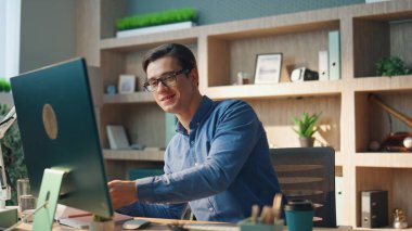 Ofiste bilgisayarla çalışan gülümseyen bir yaratıcı. Özel kabinede klavye yazan defteri kontrol eden mutlu bir adamdan ilham aldım. Esmer programcı kod yazıyor. Dağınık iş yerinde yalnız oturuyor.
