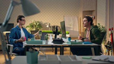 Rahat adamlar ofisten konuşuyor. İçki içen iki erkek arkadaş, dost atmosferinin tadını çıkarıyor. Ortağıyla top oynayıp sohbet eden pozitif bir adam. Tasarımcılar kabinede sakince çalışıyor.