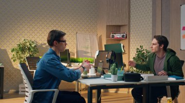 Hippi apartmanında odaklanmış tasarımcılar konuşuyor. Ilık iş yerinde bilgisayar monitörü izleyen yaratıcı bir iş adamı. Modern ofiste çalışan iş ekibi proje anlarını birlikte tartışıyor.