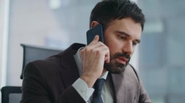 Ofis müdürü konuşuyor. Cep telefonu şirketinin iş yerini kapatın. Meşgul ciddi işadamının portresi telefon görüşmesinde iş tartışıyor. Akıllı sakallı adam akıllı telefon konuşması yapar..