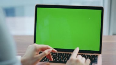 Yeşil ekran dizüstü bilgisayarının video toplantısında konuşan tanınmayan bir kadın. Bilinmeyen iş kadını ofis masasında oturan bilgisayar kamerasıyla konuşuyor. Not defterine göre kız yönetici video araması.