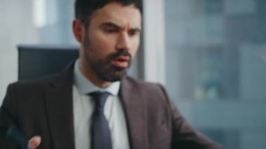 Kızgın patron telefona bağırıyor iş yüzünden öfkenin azaldığını hissediyor. Öfkeli sakallı işadamı iş yerinde bağırıyor. Sinirli yönetici memnuniyetsiz iş konuşması diye bağırıyor.