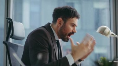Laptop web kamerasında çığlık çığlığa bağıran çılgın işçi videosu. İnternetteki toplantıda bağıran sinirli sakallı işadamı iş sorununa duygusal tepki veriyor. Kızgın patron bağırıyor Zoom sohbetinden hoşnut değil