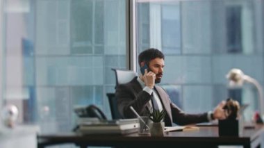 Öfkeli işadamı, ofis masasında oturmaktan rahatsız olduğu için kızgın bir şekilde aramayı bitirdi. Tükenmiş sakallı şirket çalışanı telefonda stresli bir şekilde telefonu kapattı. Hüsrana uğramış adam yöneticisi krizden endişeli.
