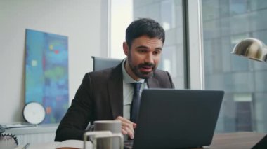 Tatmin olmuş iş adamı laptopta iyi haberleri okumakta başarılı olduğunu hissediyor. Oturma odasını kapatın. Zafer sahibi işçi, büyük kazanç elde ederek seviniyor. Mutlu sakallı müdür, evet diyor..