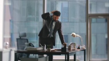 Lüks işyerindeki iş sorunundan endişelenen bitkin bir iş adamı. Hüsrana uğramış sakallı yönetici sinirli bir şekilde modern ofiste yürüyor. Başarısız CEO iş sıkıntılarından dolayı stres hissediyor.