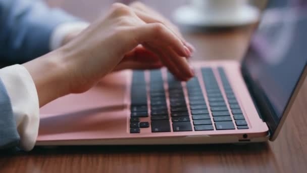 Дівчата Пишуть Ноутбуці Працюючи Віддалено Крупним Планом Невпізнавана Бізнес Леді — стокове відео