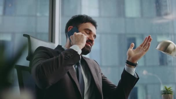 Başarılı Yatırımcı Akıllı Telefondan Konuşuyor Lüks Ofis Kapanıyor Mutlu Sakallı — Stok video