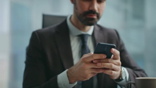 坐在现代化办公室的积极经理在电话留言 满嘴胡须的商人笑着在工作场所看短信 快乐自信的员工在智能手机上收到薪水通知 — 图库视频影像