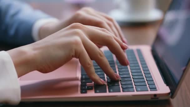 Geschäftsfrau Drückt Laptop Tastatur Modernen Büro Aus Nächster Nähe Unerkennbare — Stockvideo