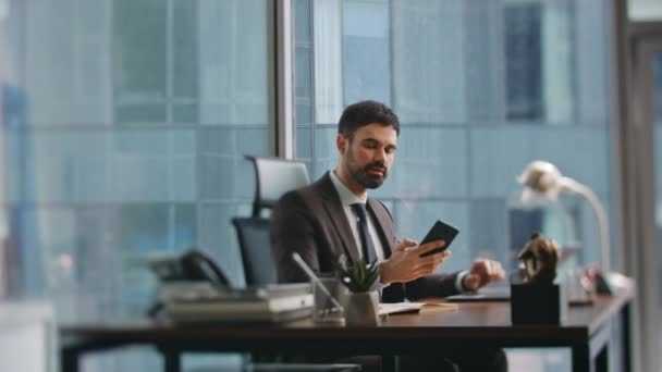 Mutsuz Çalışan Telefonla Arıyor Modern Ofis Masasında Otururken Sıkıntısı Çekiyor — Stok video