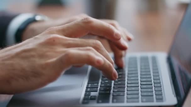 Serbest Çalışan Eller Bilgisayarın Klavyesini Kapatıyor Modern Dizüstü Bilgisayarda Çalışan — Stok video
