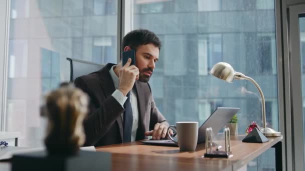 Profesionální Konzultant Mluví Telefon Sedí Moderní Kancelářský Stůl Vypadá Notebook — Stock video