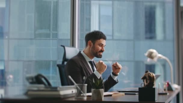 Triumfalny Biznesmen Wyrażający Szczęście Wyglądając Ekranie Laptopa Nowoczesnym Biurze Podekscytowany — Wideo stockowe