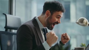 Şaşkın girişimci, modern işyerinde zaferi hissederek seviniyor. Gülen sakallı işadamı iş başarısını kutluyor duygusal olarak el kol hareketi yapıyor. Mutlu, heyecanlı müdür çok mutlu..