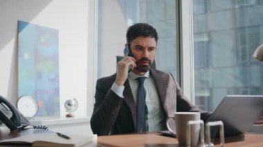 Sinirli yatırımcı, lüks işyerindeki kar kaybı yüzünden endişeli bir şekilde arıyor. Sinir bozucu yönetici, tatminsiz telefon konuşması diye bağırıyor. Sinirli, duygusal iş adamı akıllı telefondan konuşuyor..