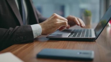 Ofis masasında oturan cep telefonu görünümlü ekranla meşgul bir işadamı. Bilgisayarı yazdıktan sonra ciddi bir yönetici telefona cevap veriyor. Endişeli sakallı girişimci hücre sohbetinden memnun değil.