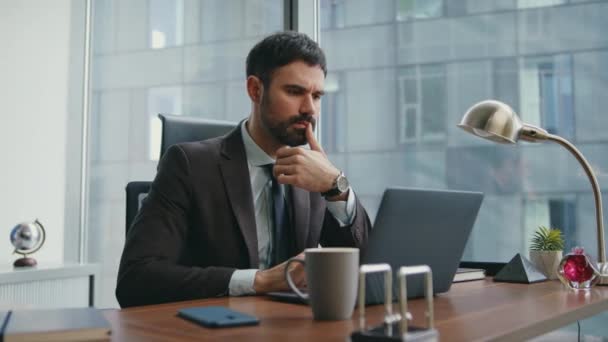 近代的なオフィスに座っている従業員にひげをかけられたノートパソコン 高級職場でソリューションを求めるビジネス課題を考える広範なマネージャー コンピュータモニターに焦点を当てた金融ディレクター — ストック動画