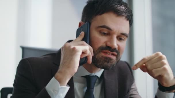 Рассерженный Менеджер Говорит Телефону Сидя Корпоративном Офисе Чувствуя Стресс Вблизи — стоковое видео