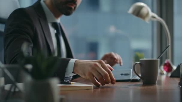 Zaměstnaný Zaměstnanec Sleduje Telefon Přepsání Notebooku Sedí Luxusní Kancelář Zblízka — Stock video