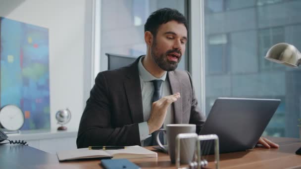 Úspěšný Šéf Hovořící Videokonferenci Sedí Luxusní Kancelářské Interiér Zblízka Důvěryhodný — Stock video